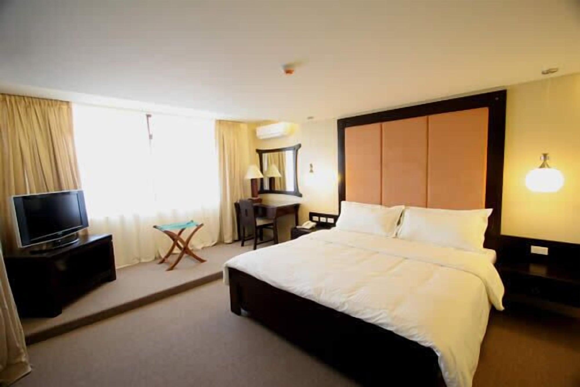 Coron Gateway Hotel & Suites Esterno foto